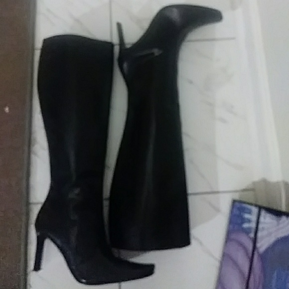 Black Heeled boots - Picture 2 of 8